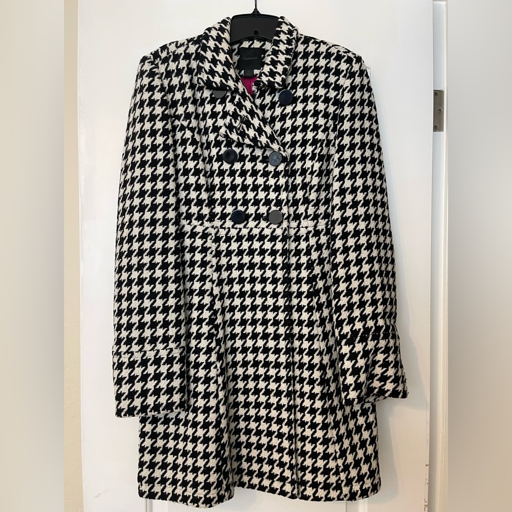 Houndstooth Gorgeous Black and White Coat w/ Pink Lining from Express - Size M